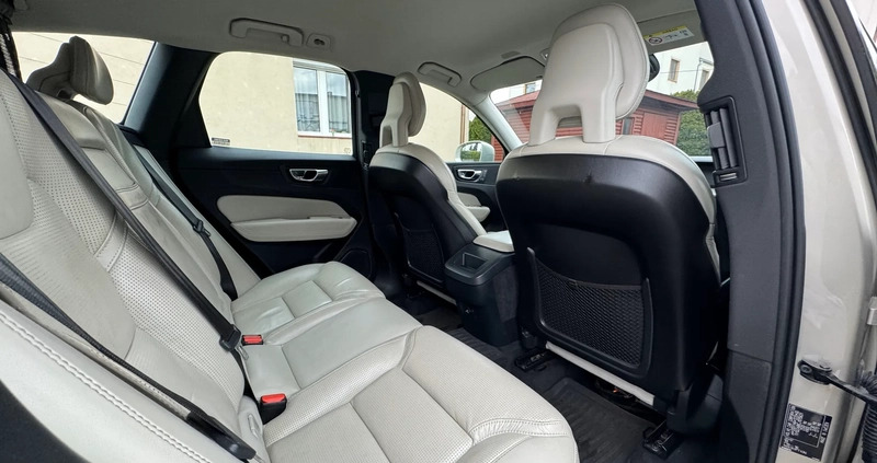 Volvo XC 60 cena 129000 przebieg: 107000, rok produkcji 2017 z Wrocław małe 301